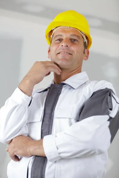 Portret van een gelukkige mannelijke bouwer binnen — Stockfoto