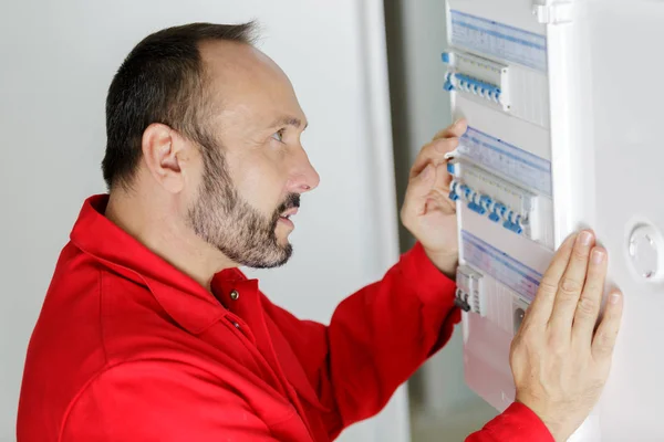 Mann öffnet Typ elektrischer 3-Phasen-Leistungsschalter — Stockfoto