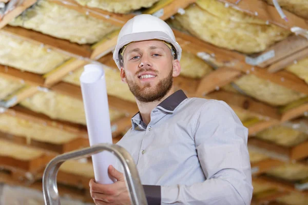 Portrait de l'inspecteur du bâtiment à l'intérieur — Photo