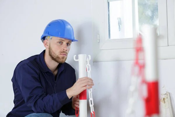 Constructon trabalhador olhando para a câmera — Fotografia de Stock