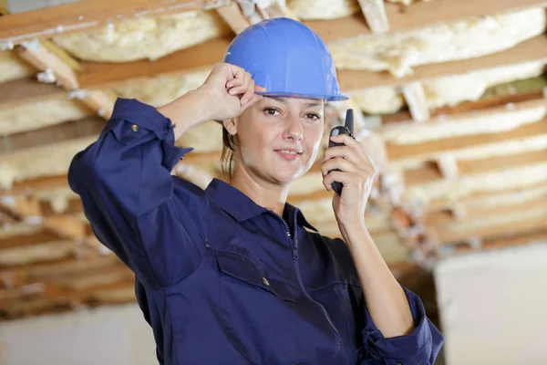 Ritratto di donna costruttore utilizzando walkie talkie — Foto Stock