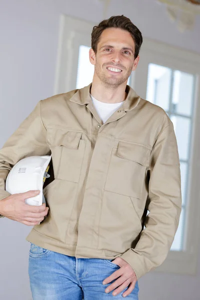 Porträt des Bauunternehmers stand in einem Anwesen — Stockfoto