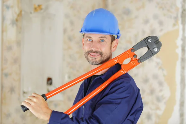 Portret pracownika budowlanego trzymającego nożyce do śrub — Zdjęcie stockowe