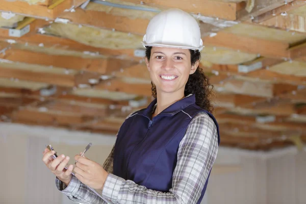 Kvinnlig byggare med en urklipp — Stockfoto