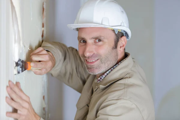 Arbeiter macht Reparatur im Zimmer — Stockfoto