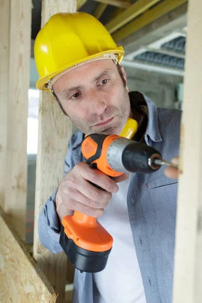 Falegname che fora un legno in falegnameria — Foto Stock