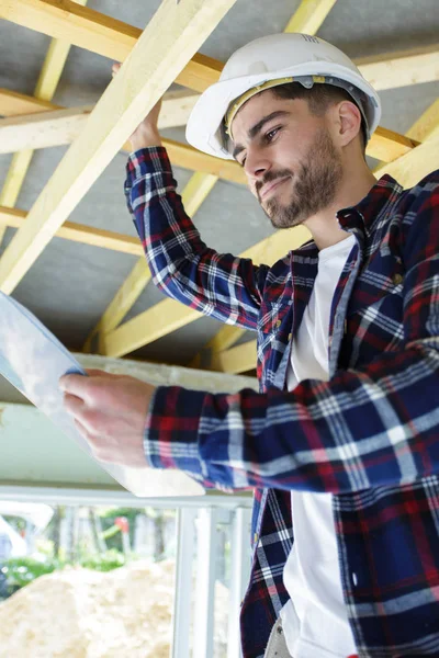 Hombre trabajando en una escalera — Foto de Stock