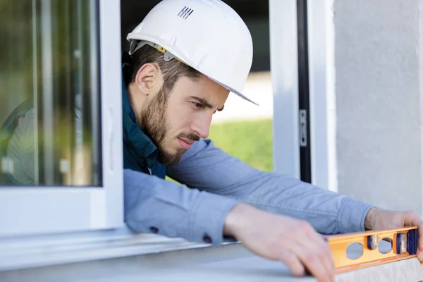 Konzentrierte Bauarbeiter mit Spezialwerkzeug — Stockfoto