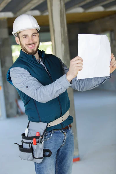 Man holding paper in hands — ストック写真