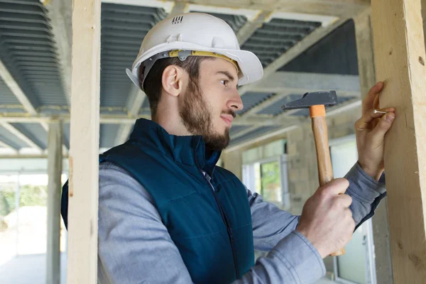 Man with a hammer and nail — Stock Photo, Image