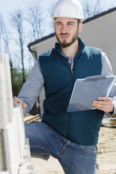 Gerente de construcción al aire libre y hombre —  Fotos de Stock