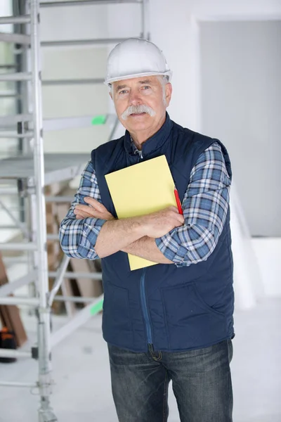 Säker konstruktion ingenjör i hatt med armarna korsade — Stockfoto