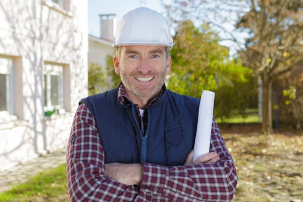 Portrait de constructeur heureux à l'extérieur — Photo