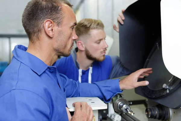 Twee man werknemer op zoek naar fabriek objet — Stockfoto