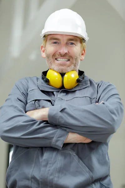 Retrato de un ingeniero guapo — Foto de Stock