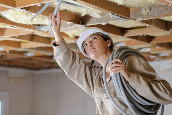 Een interieurontwerper aan het plafond — Stockfoto