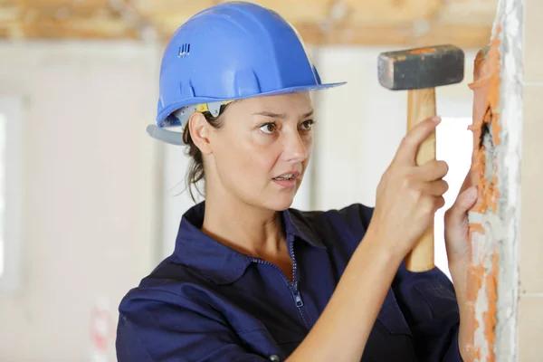Starke Frau arbeitet als Bauunternehmerin — Stockfoto