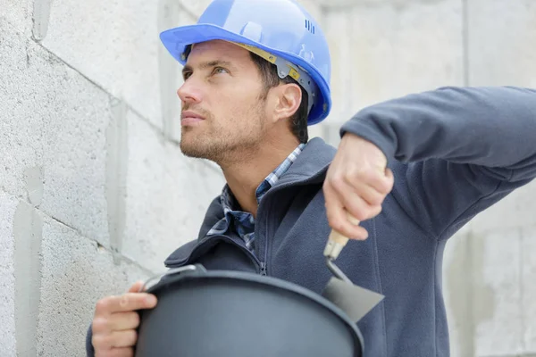 Werken met de gips hand van de meester — Stockfoto