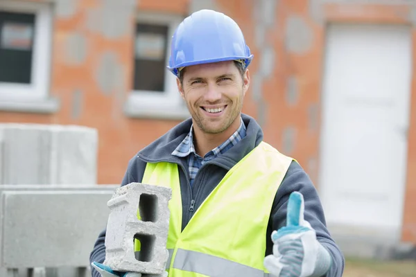 Optimistische werker bouwer toont duim omhoog — Stockfoto