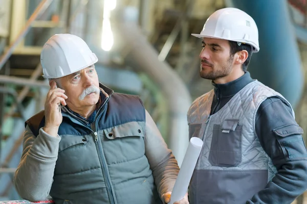 Ingenieurs aan het werk op een bouwplaats — Stockfoto