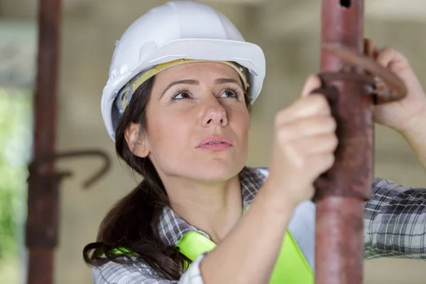 Hydraulik kobieta budowniczy naprawić rury systemu — Zdjęcie stockowe