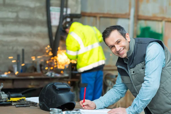 Fabrika atölyesinde mutlu endüstriyel çelik kaynakçısı — Stok fotoğraf