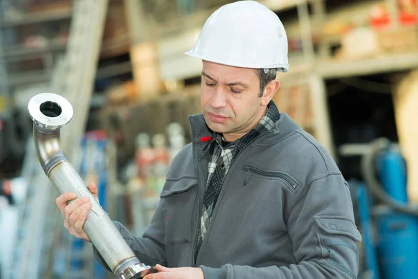 Mannen bouwer controleren verwarmingssysteem met speciaal gereedschap — Stockfoto