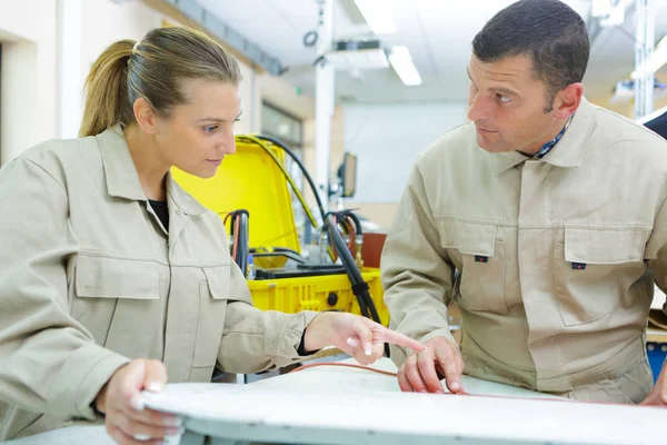 Man en vrouw in de fabriek — Stockfoto