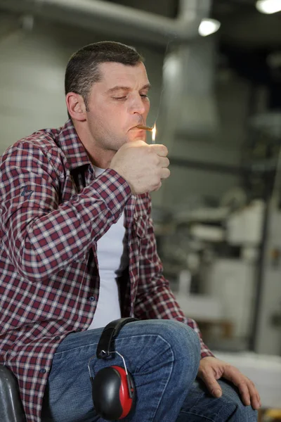 Close up uomo mano fumare sigaretta — Foto Stock
