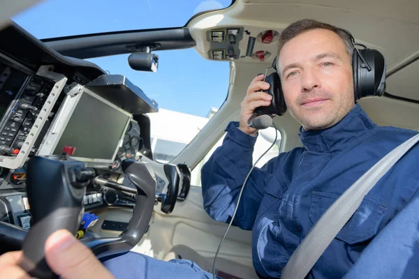 En pilot i en helikopter — Stockfoto