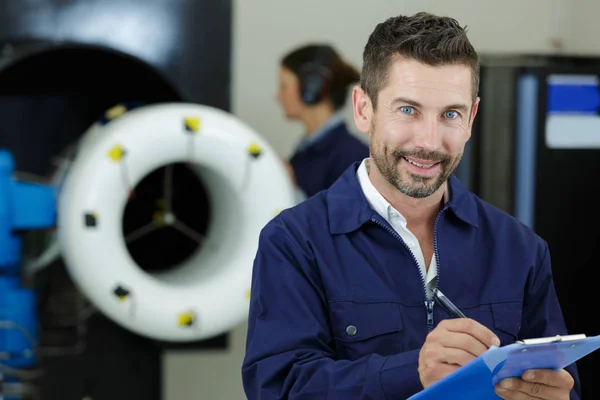 Portrait of man with clipboard — Stock Photo, Image