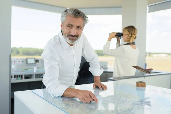 Porträtt av mogen man i flygplatskontrolltorn — Stockfoto