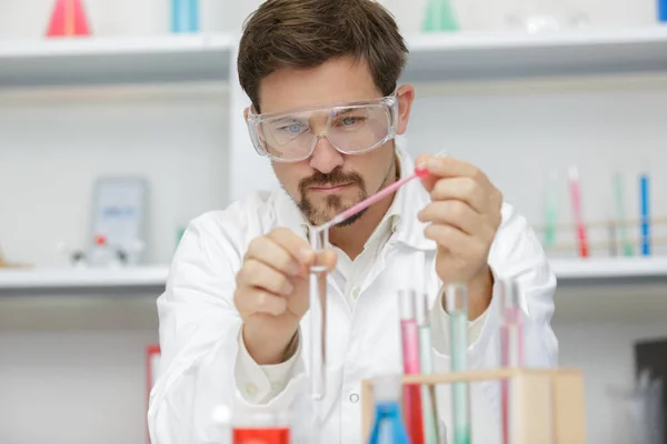 Estudante bonito de química que trabalha com produtos químicos — Fotografia de Stock