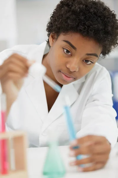 Woman chemist making a mixture — Stock Photo, Image