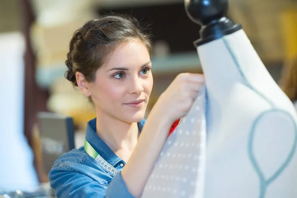 Couturier travaillant le tissu sur mannequin — Photo