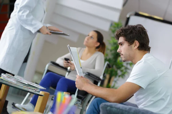 Mannen läsebok i väntrum — Stockfoto