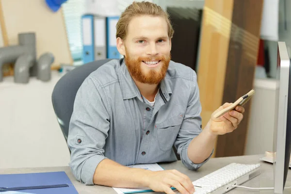 Un felice architetto di sesso maschile al lavoro — Foto Stock