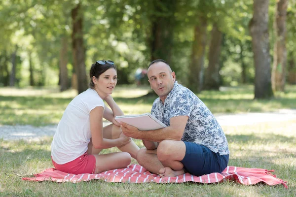 A couple on a picnic — Stock Photo, Image