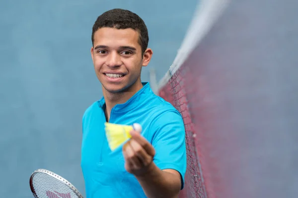 Badminton player beats holds shuttlecock — Stock fotografie