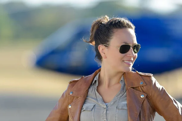 Mujer piloto bonita en el fondo del helicóptero — Foto de Stock