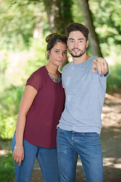 Paar auf dem Land zeigt in die Ferne — Stockfoto