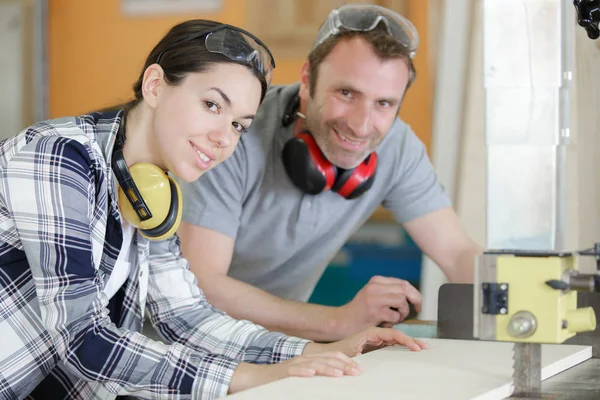 Lavoratori e lavoratrici nella falegnameria — Foto Stock