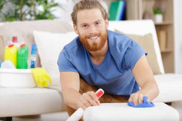 Young cleaning company worker cleaning — 图库照片