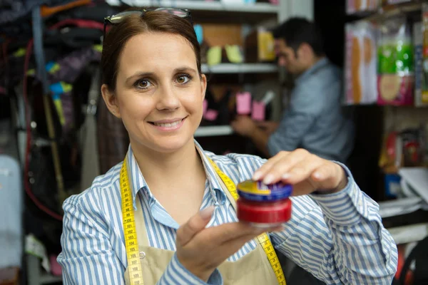 Una donna felice fare le scarpe manuale — Foto Stock