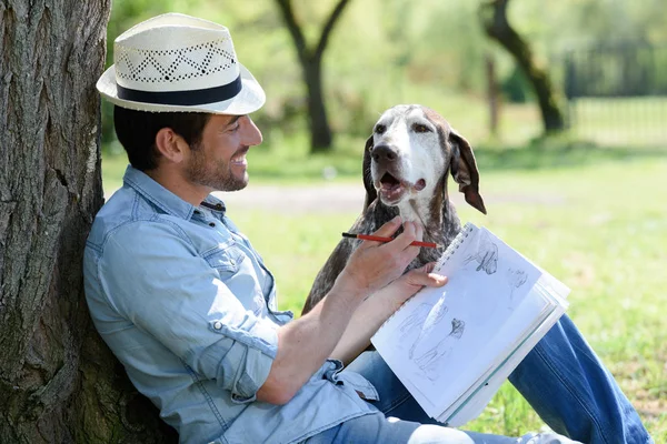 Hombre bosquejando su perro apariencia — Foto de Stock