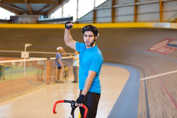 En triumferande cyklist i velodrom — Stockfoto