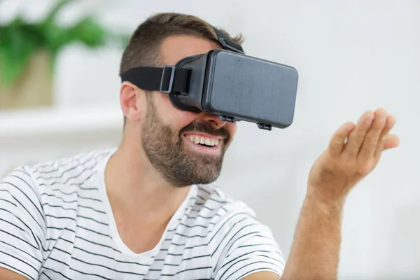 Man med virtual reality glasögon — Stockfoto