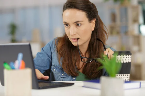 Säker affärskvinna arbetar på bärbar dator — Stockfoto