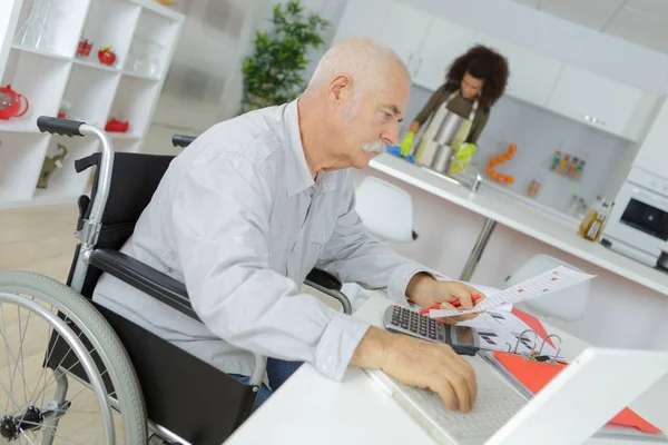 Gehandicapte zakenman thuis — Stockfoto