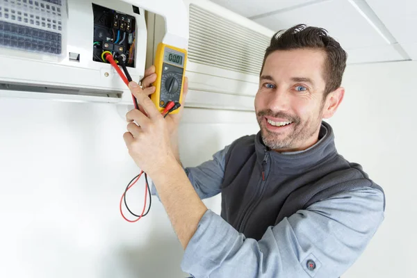 Portrait of an air conditioning technician — Stock Photo, Image